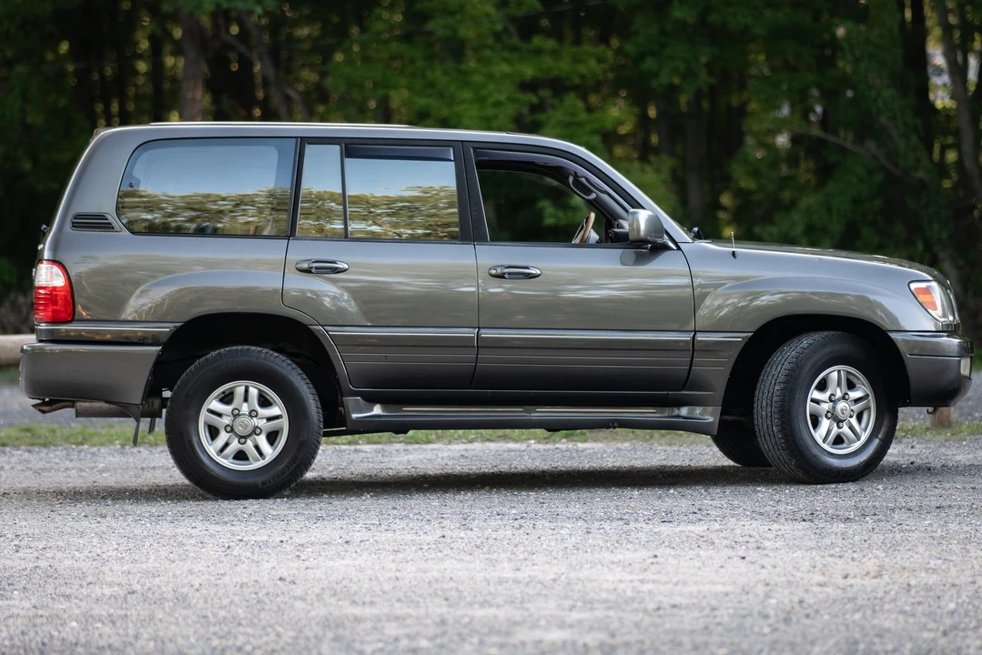 2002 Lexus LX 2nd Gen - Image 13 of 31