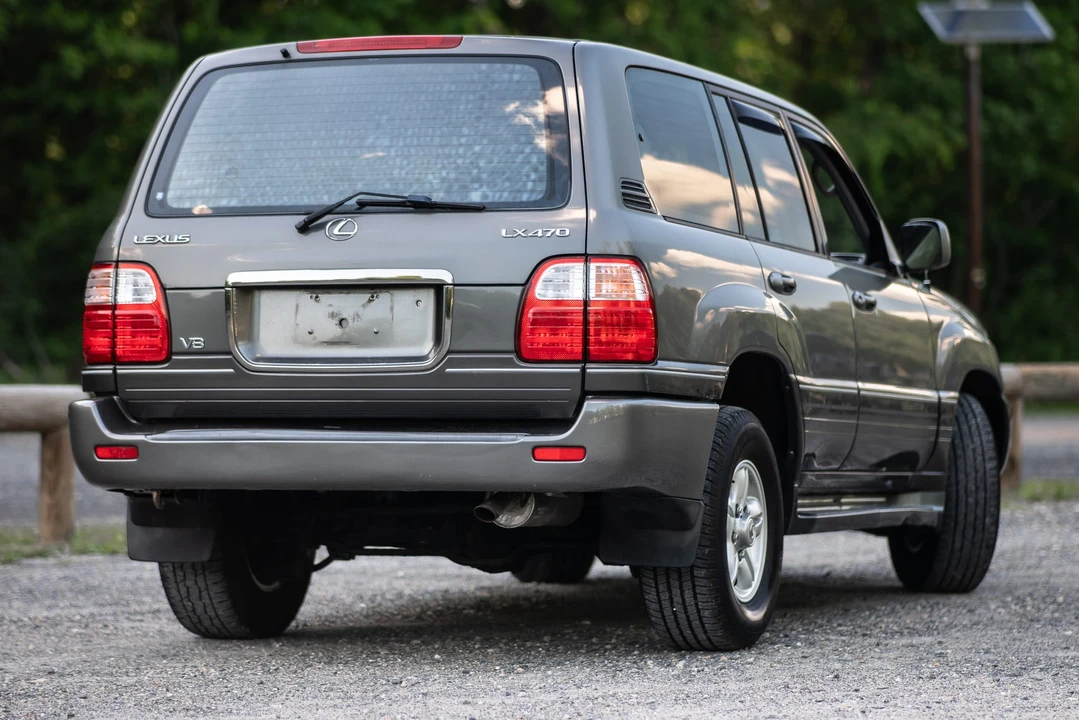 2002 Lexus LX 2nd Gen - Image 9 of 31