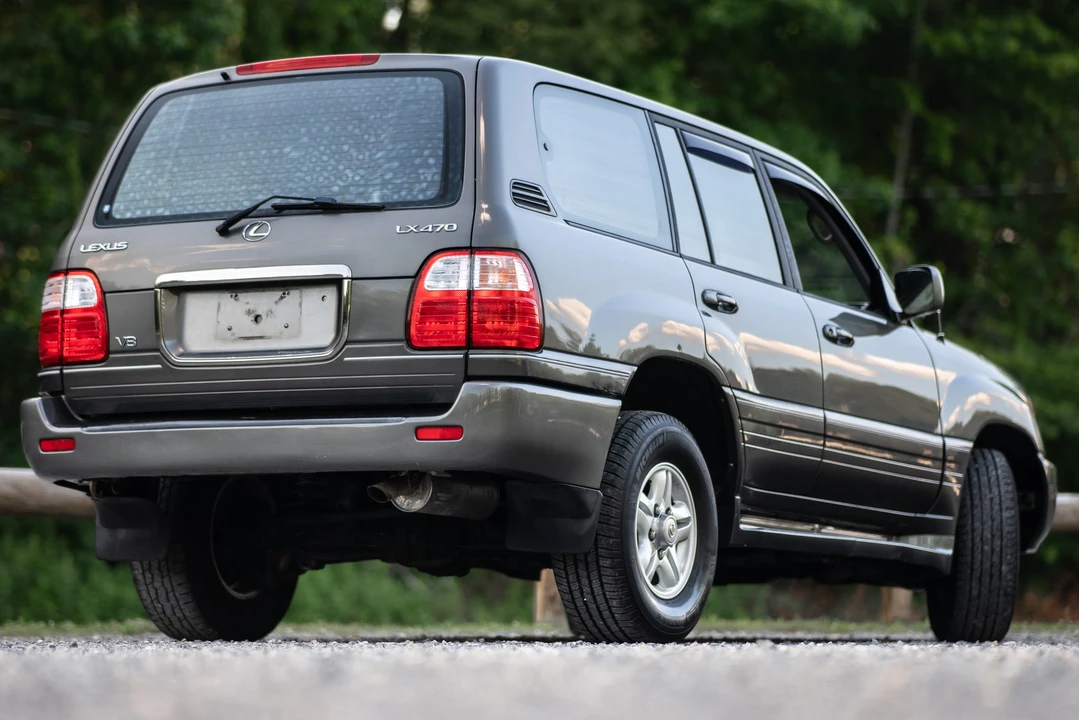 2002 Lexus LX 2nd Gen - Image 10 of 31