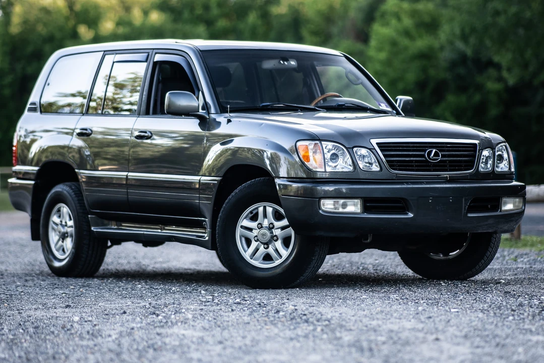 2002 Lexus LX 2nd Gen - Image 17 of 31