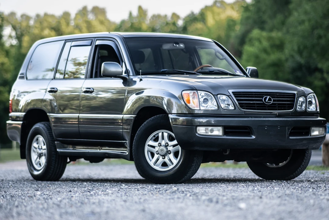 2002 Lexus LX 2nd Gen - Image 16 of 31