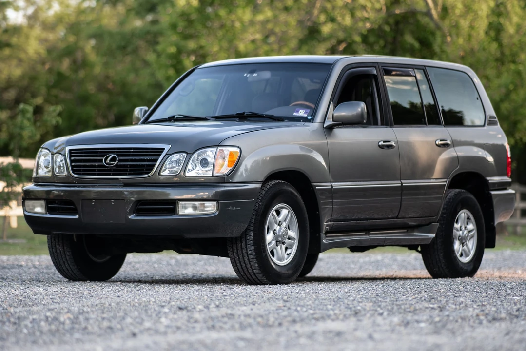 2002 Lexus LX 2nd Gen - Image 2 of 31