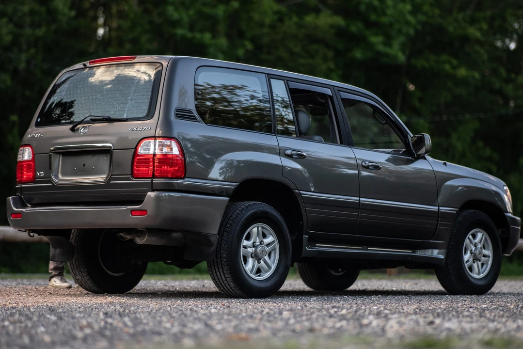2002 Lexus LX 2nd Gen - Image 11 of 31