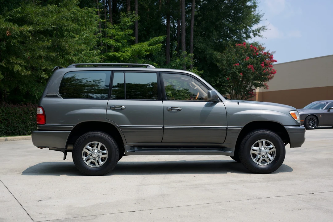 2002 Lexus LX 2nd Gen - Image 5 of 31