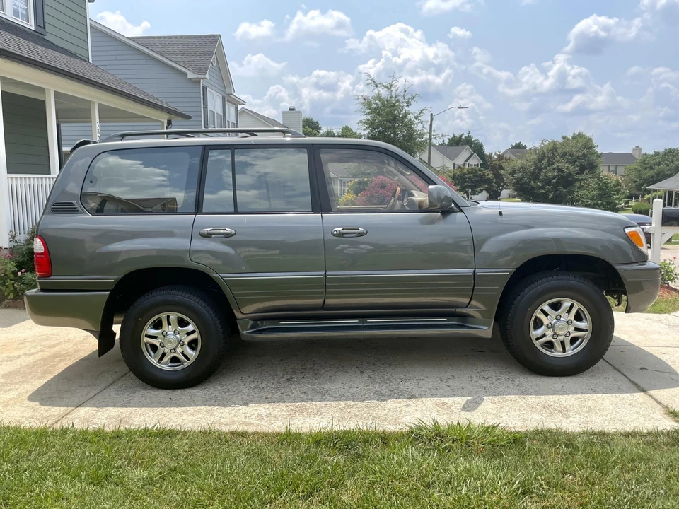 2002 Lexus LX 2nd Gen - Image 11 of 31