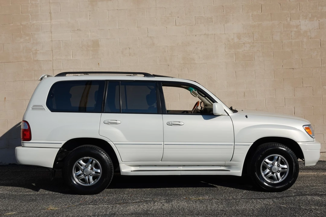 2002 Lexus LX 2nd Gen - Image 18 of 31