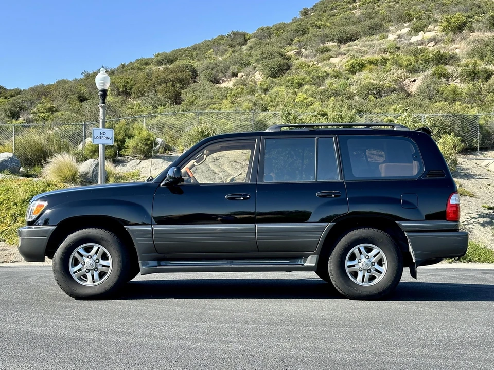 2002 Lexus LX 2nd Gen - Image 10 of 31