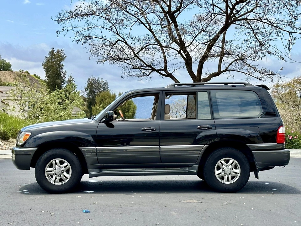 2002 Lexus LX 2nd Gen - Image 12 of 31