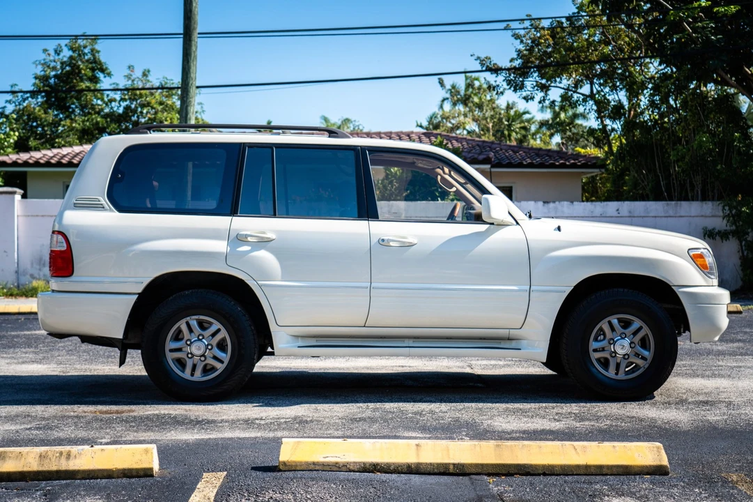2002 Lexus LX 2nd Gen - Image 11 of 31