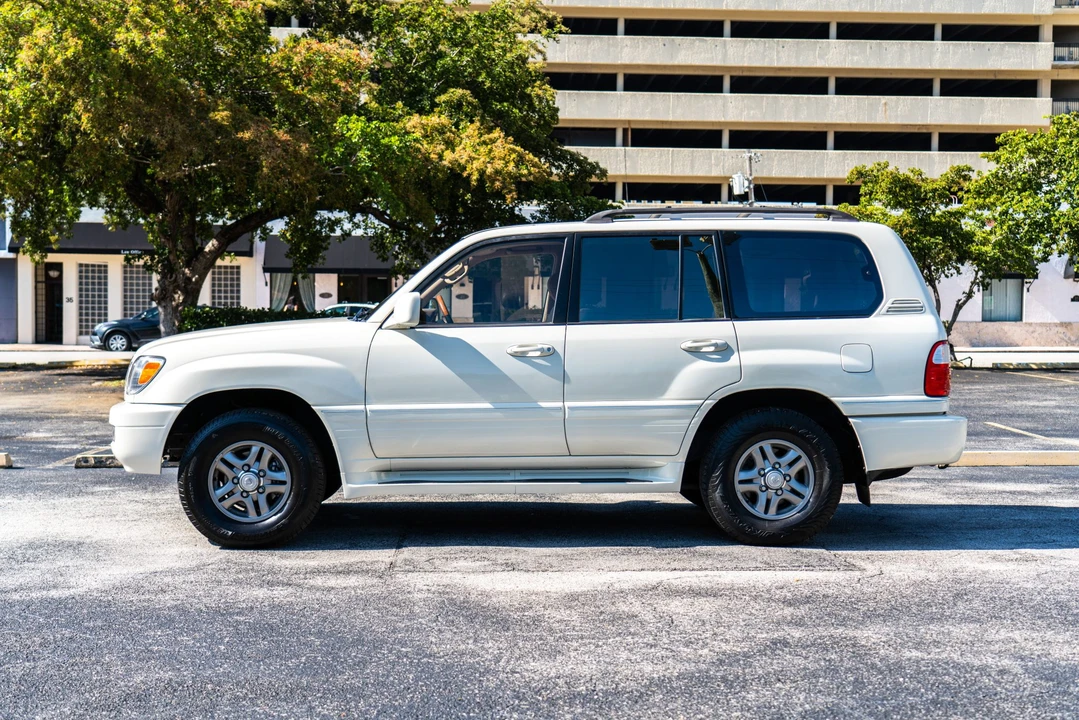 2002 Lexus LX 2nd Gen - Image 21 of 31