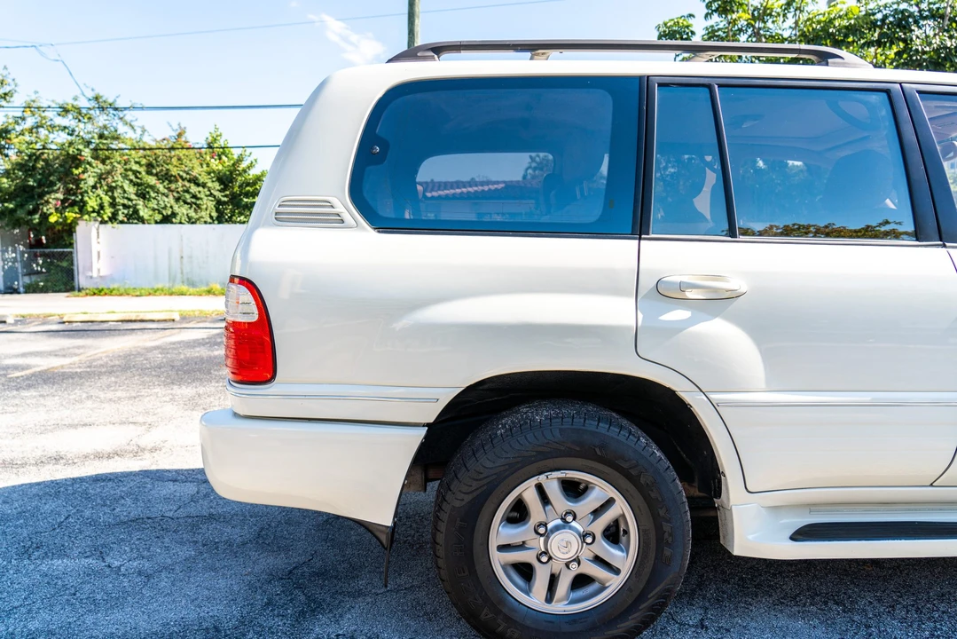 2002 Lexus LX 2nd Gen - Image 29 of 31