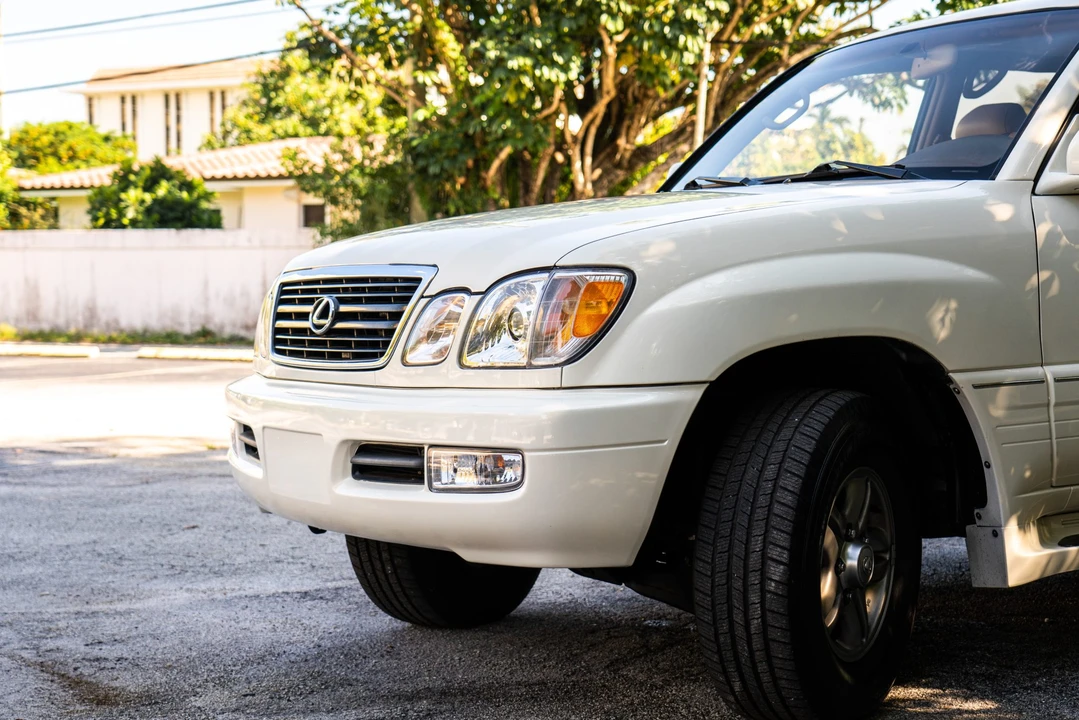 2002 Lexus LX 2nd Gen - Image 23 of 31