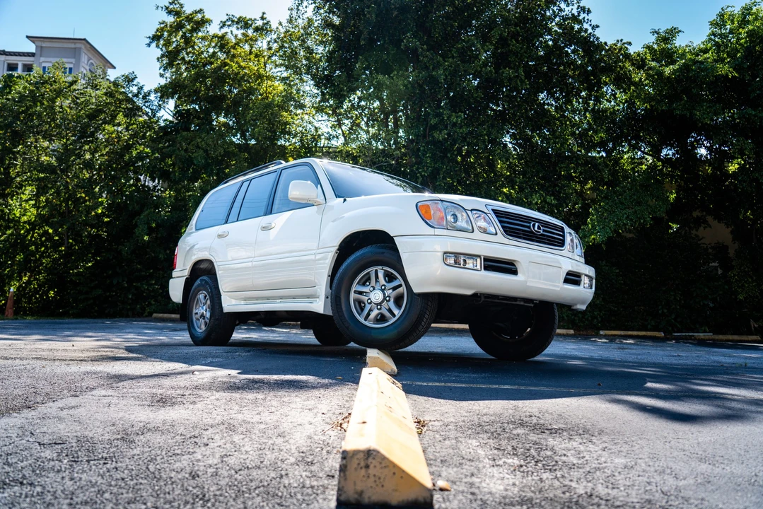 2002 Lexus LX 2nd Gen - Image 9 of 31
