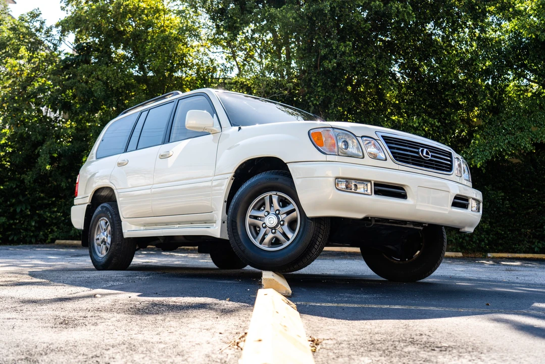 2002 Lexus LX 2nd Gen - Image 10 of 31