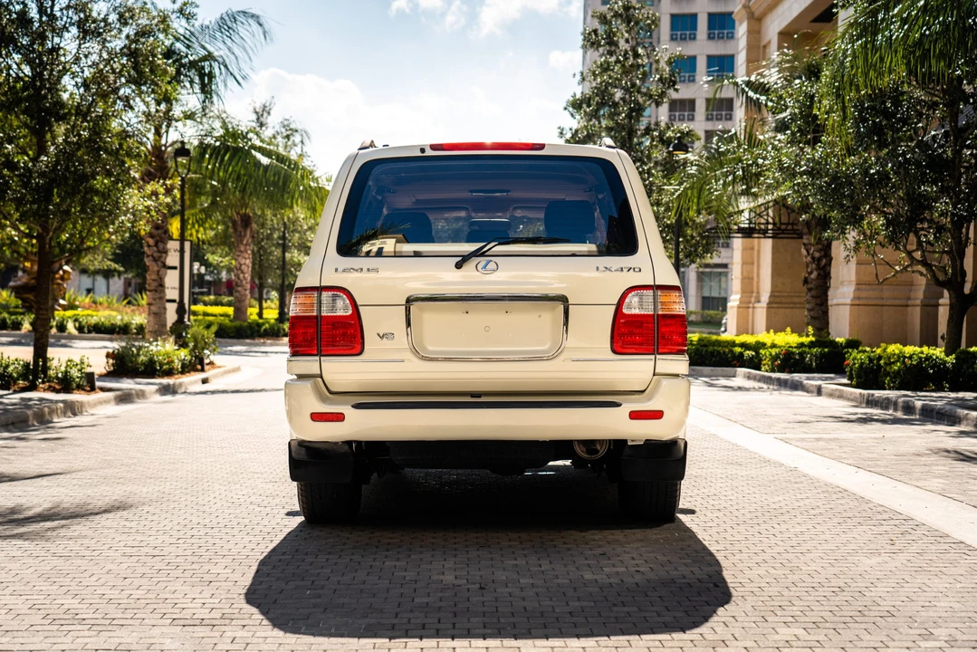 2002 Lexus LX 2nd Gen - Image 17 of 31