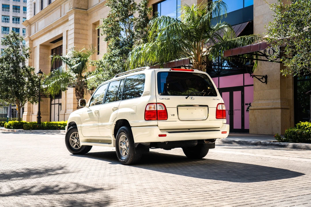 2002 Lexus LX 2nd Gen - Image 18 of 31