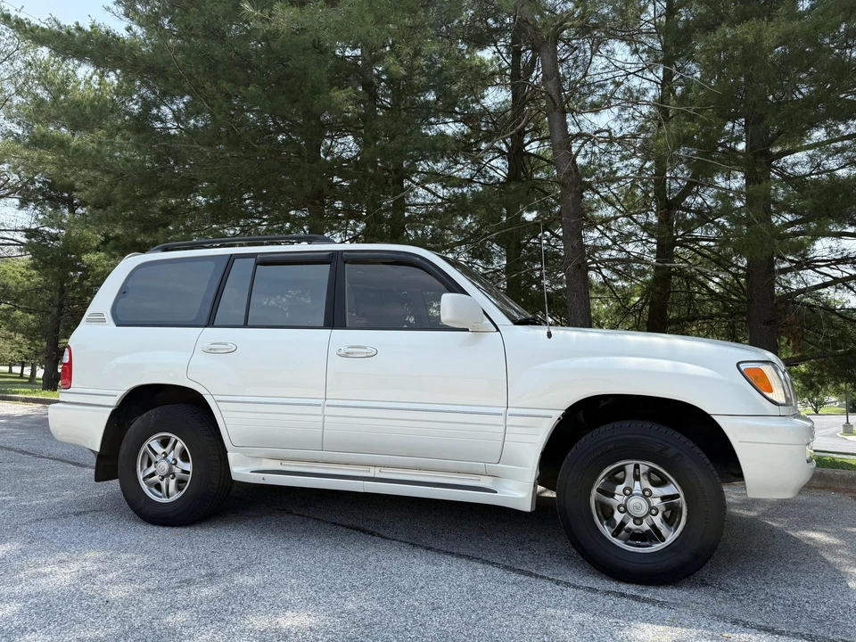 2002 Lexus LX 2nd Gen - Image 22 of 31