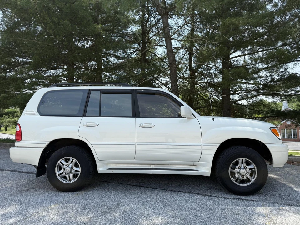 2002 Lexus LX 2nd Gen - Image 25 of 31