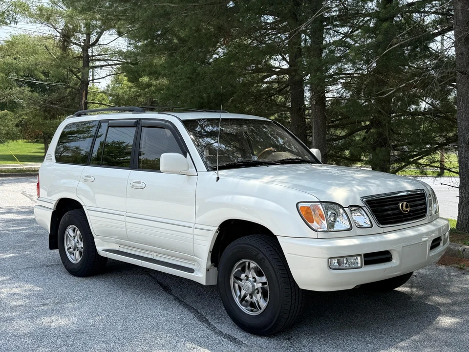 2002 Lexus LX 2nd Gen - Image 17 of 31