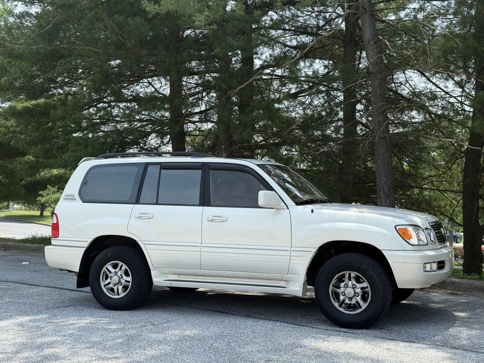 2002 Lexus LX 2nd Gen - Image 21 of 31
