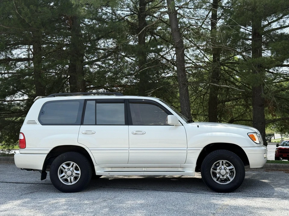 2002 Lexus LX 2nd Gen - Image 24 of 31
