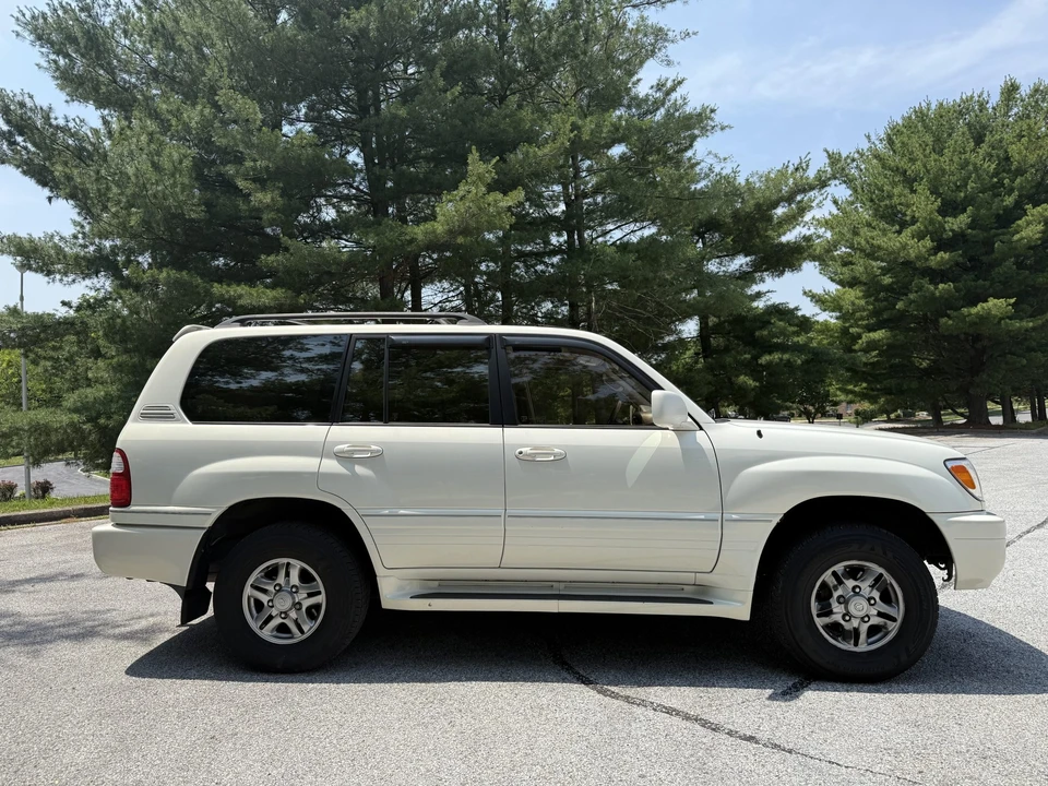 2002 Lexus LX 2nd Gen - Image 23 of 31