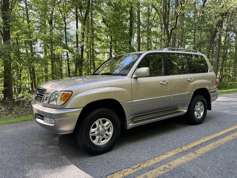2002 Lexus LX 2nd Gen - Image 23 of 31