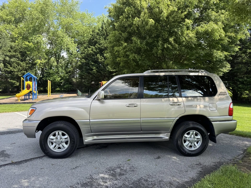 2002 Lexus LX 2nd Gen - Image 21 of 31