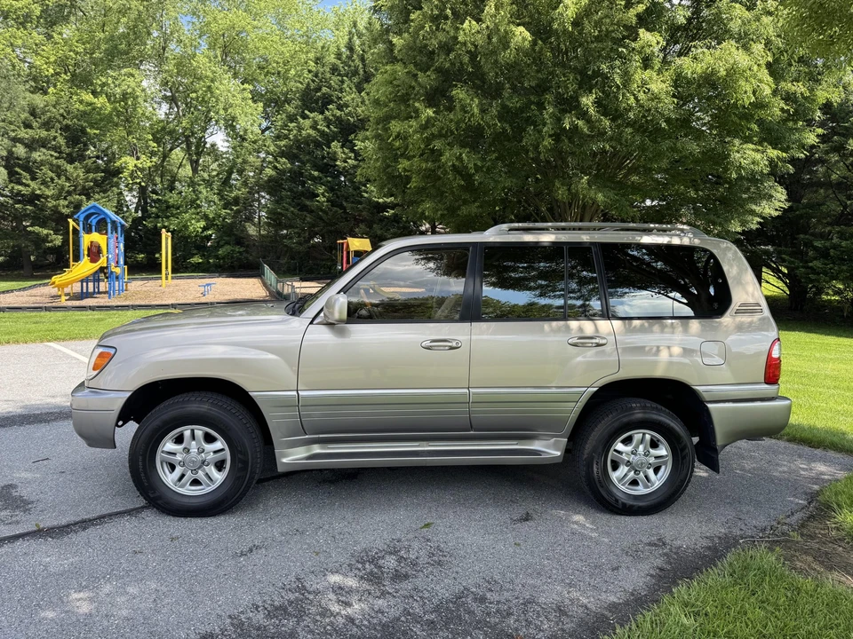 2002 Lexus LX 2nd Gen - Image 22 of 31
