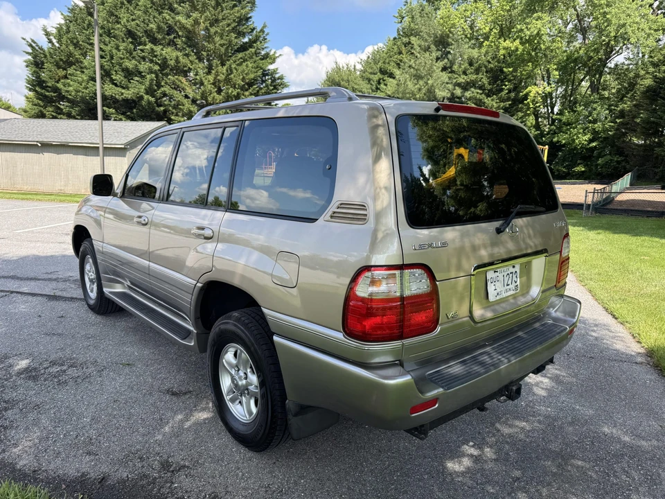 2002 Lexus LX 2nd Gen - Image 17 of 31