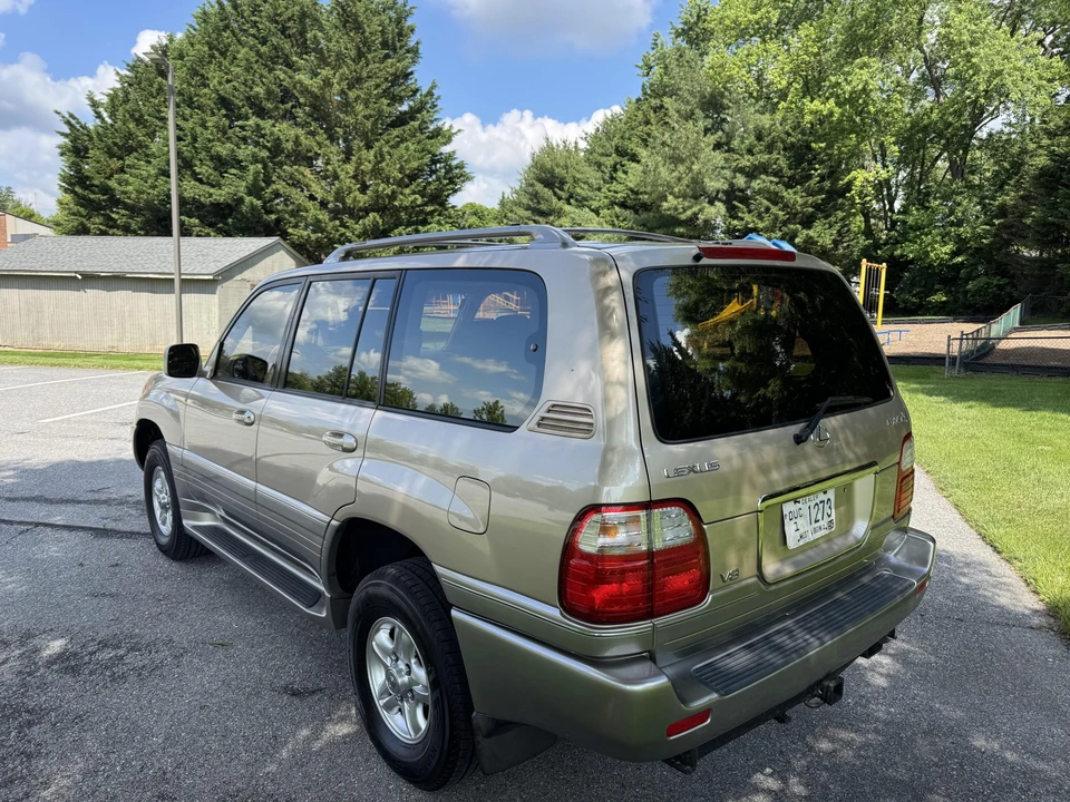 2002 Lexus LX 2nd Gen - Image 19 of 31