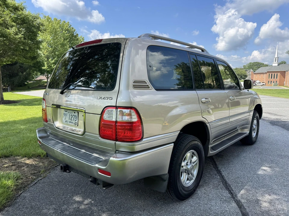 2002 Lexus LX 2nd Gen - Image 11 of 31