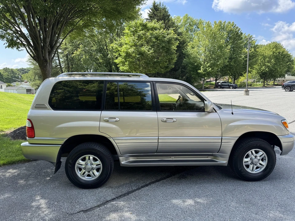2002 Lexus LX 2nd Gen - Image 8 of 31