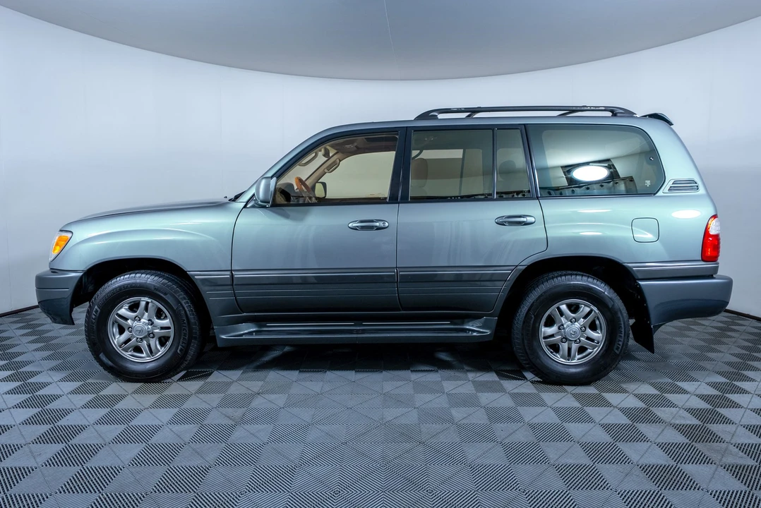 2002 Lexus LX 2nd Gen - Image 9 of 31