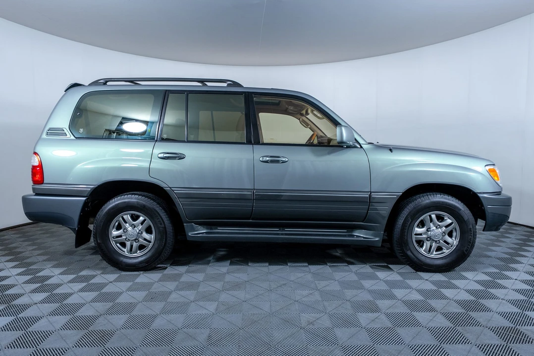 2002 Lexus LX 2nd Gen - Image 17 of 31