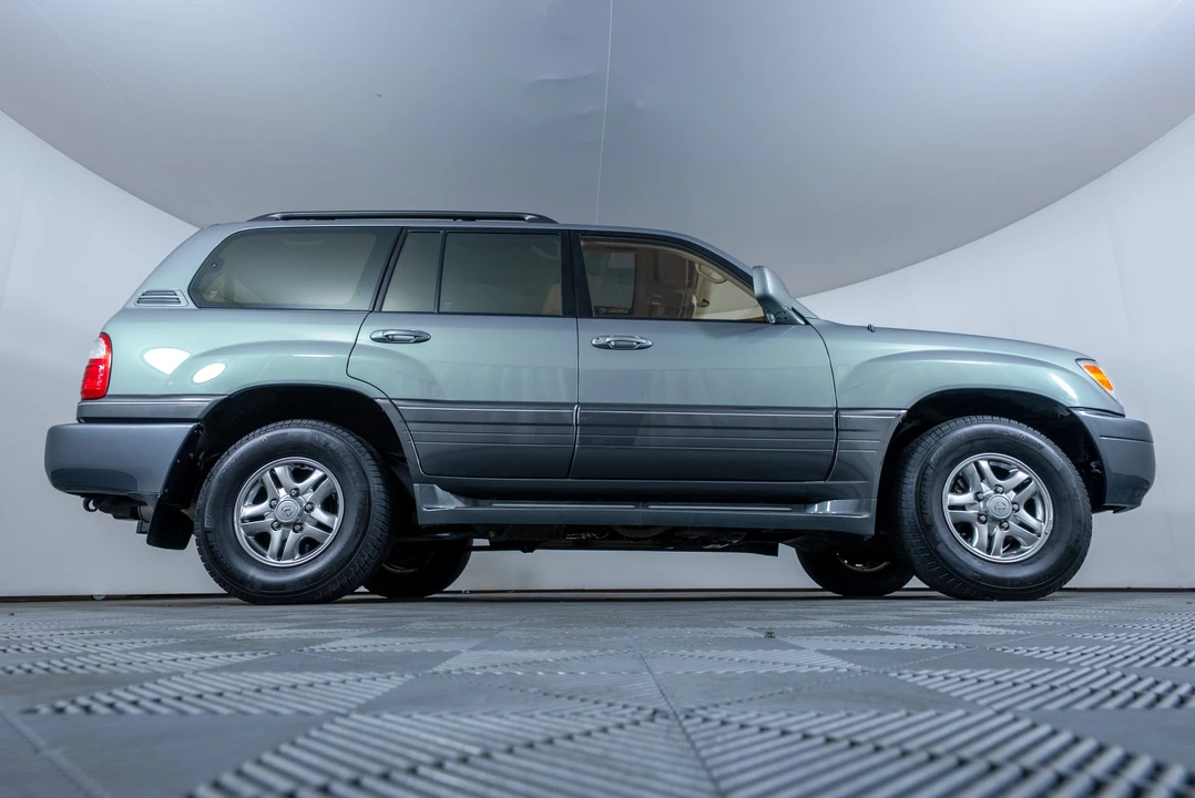 2002 Lexus LX 2nd Gen - Image 15 of 31