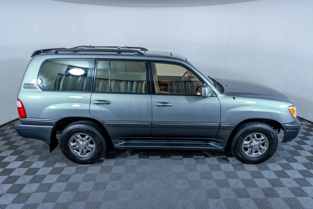 2002 Lexus LX 2nd Gen - Image 16 of 31