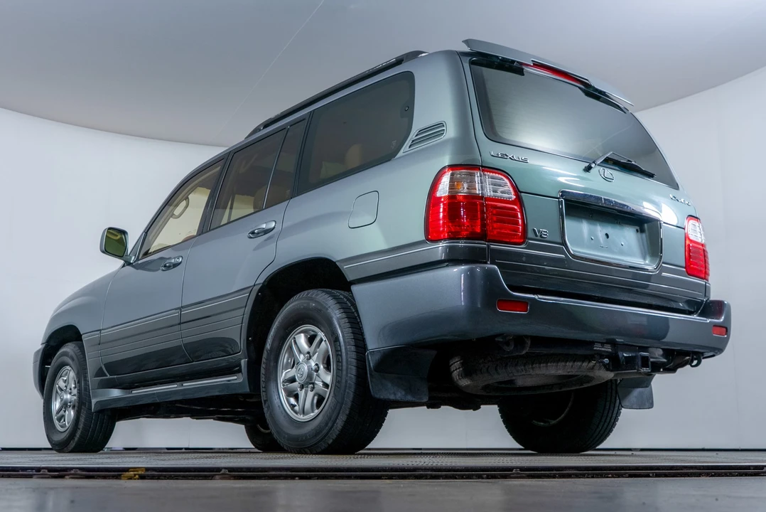 2002 Lexus LX 2nd Gen - Image 26 of 31