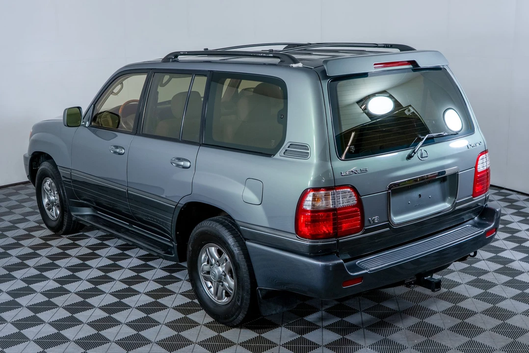 2002 Lexus LX 2nd Gen - Image 11 of 31