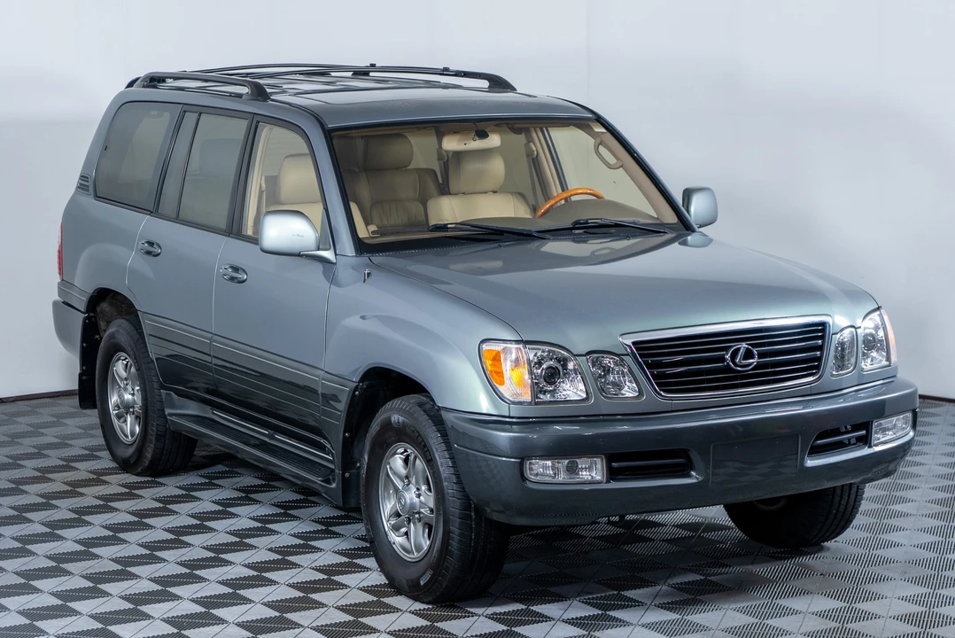 2002 Lexus LX 2nd Gen - Image 18 of 31