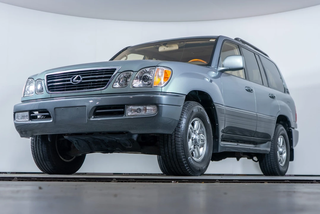 2002 Lexus LX 2nd Gen - Image 23 of 31