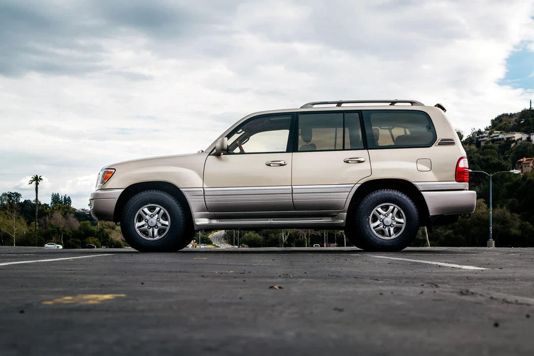 2002 Lexus LX 2nd Gen - Image 5 of 31