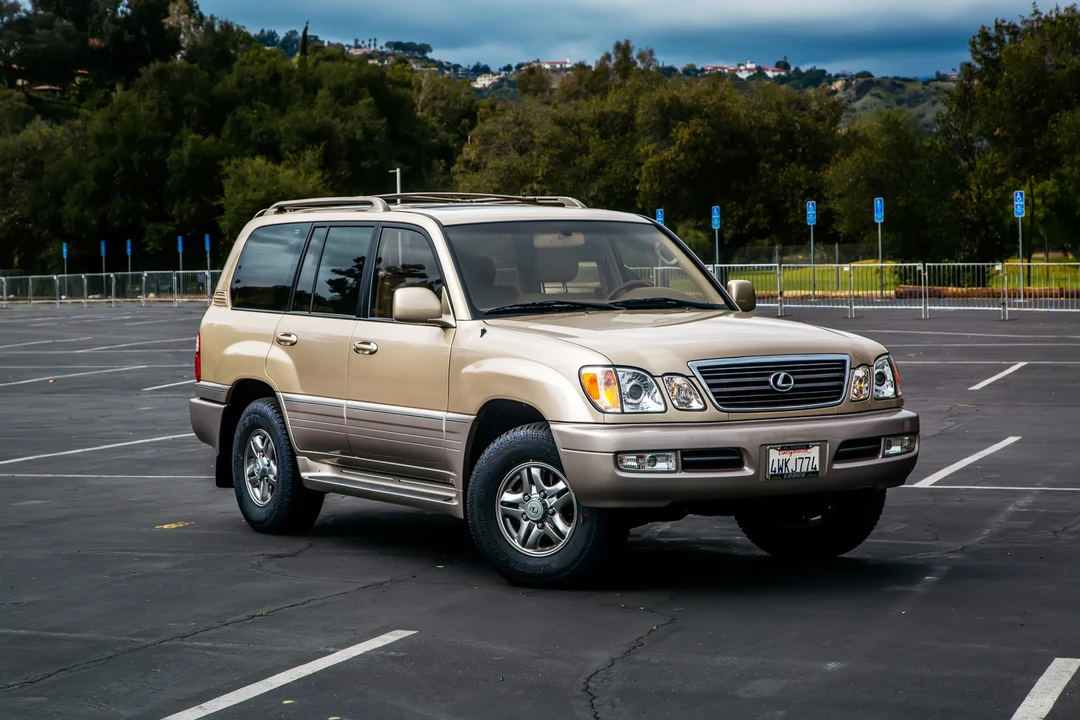2002 Lexus LX 2nd Gen - Image 10 of 31