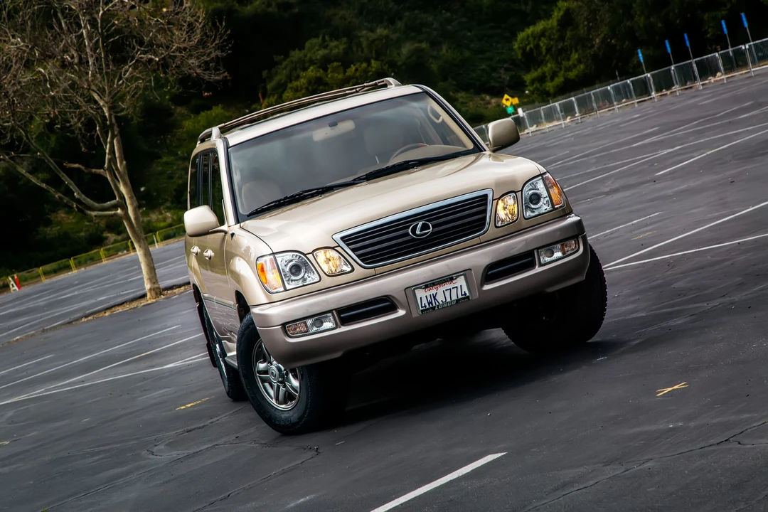 2002 Lexus LX 2nd Gen - Image 11 of 31