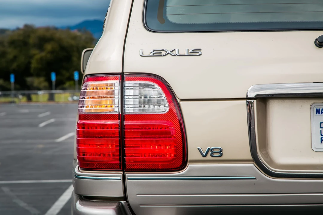 2002 Lexus LX 2nd Gen - Image 17 of 31