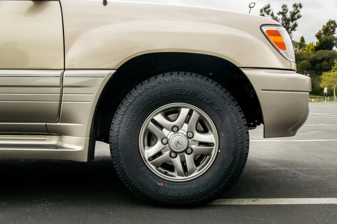 2002 Lexus LX 2nd Gen - Image 20 of 31