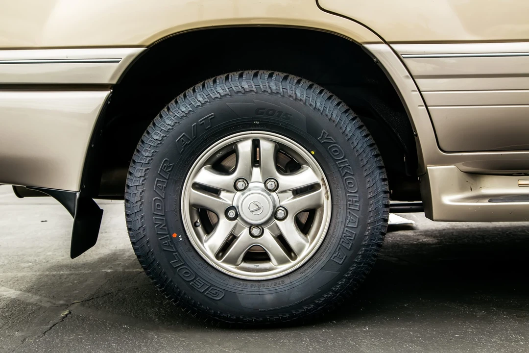 2002 Lexus LX 2nd Gen - Image 21 of 31