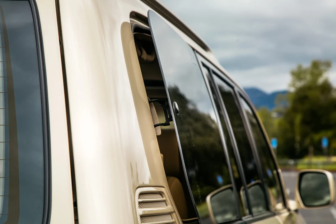2002 Lexus LX 2nd Gen - Image 14 of 31