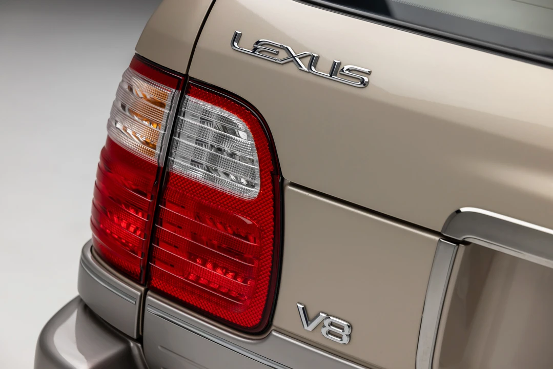2002 Lexus LX 2nd Gen - Image 21 of 31