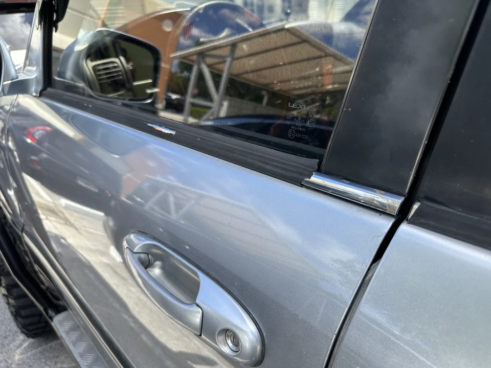 2002 Lexus LX 2nd Gen - Image 11 of 31